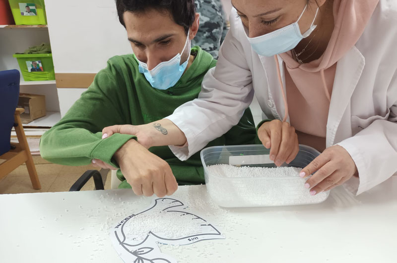 Actividad de manualidades en el Centro de Da de la Fundacin Gil Gayarre