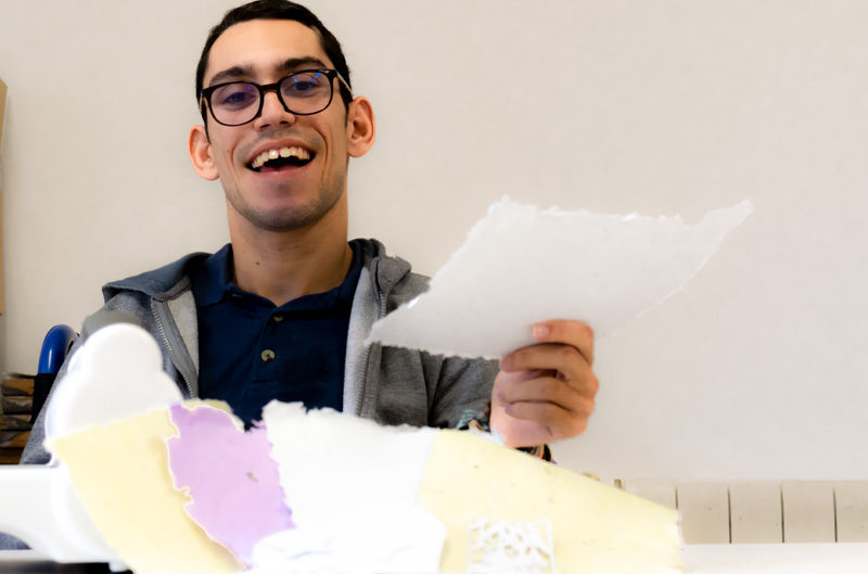 Elaboracin de papel plantable en el Centro de Da de la Fundacin Gil Gayarre